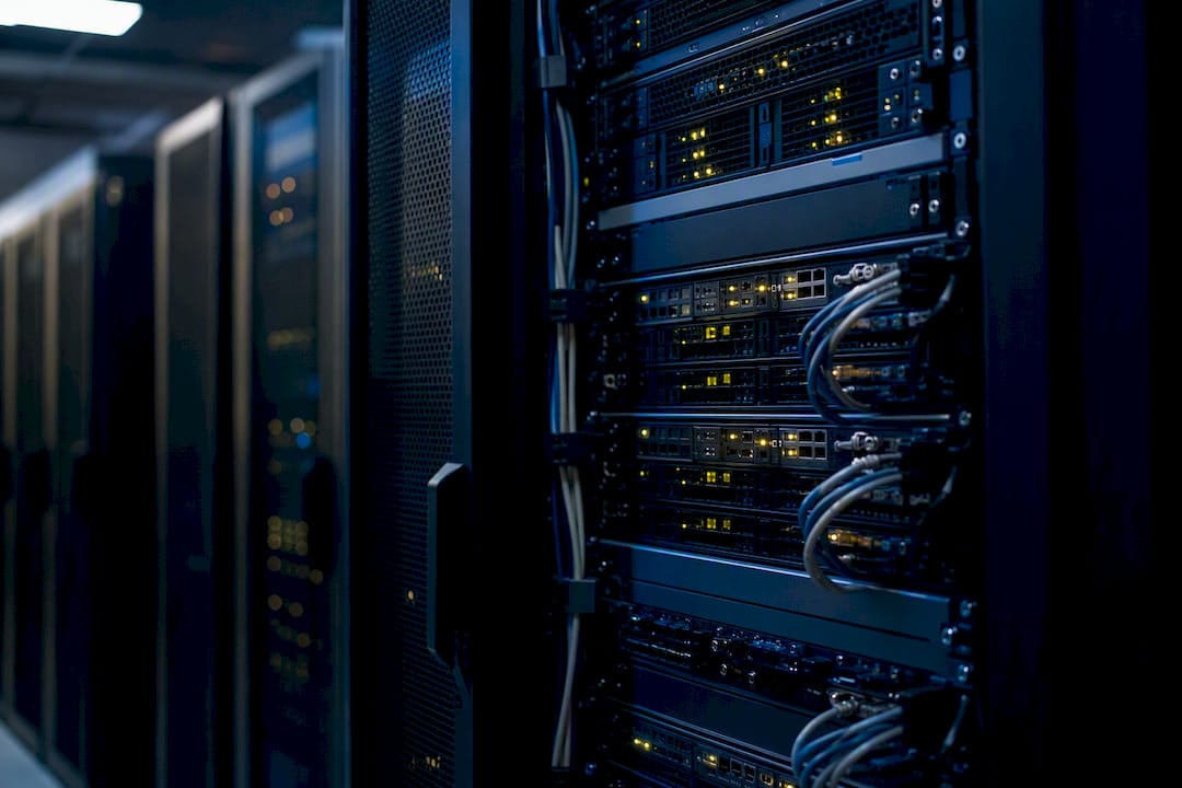 Närbild på kabelanslutningar i serverrack