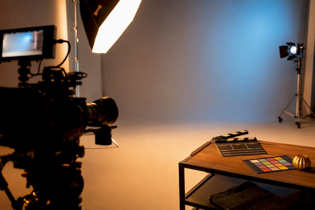 Filmstudio med kamera och klappa